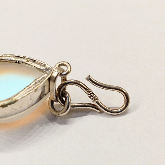 Frosted Irridescent Glass Bracelet - Picture 6 of 6